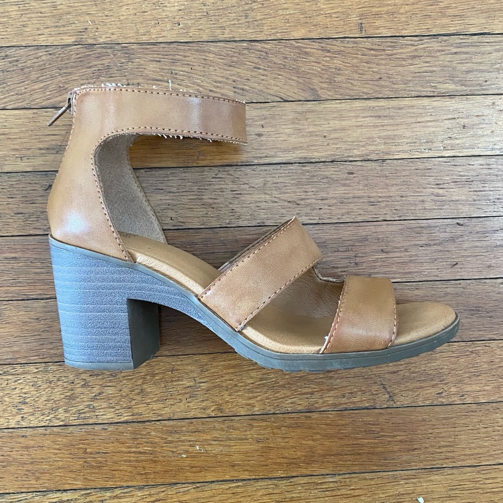 FRYE and CO. Strappy Tan Sandals